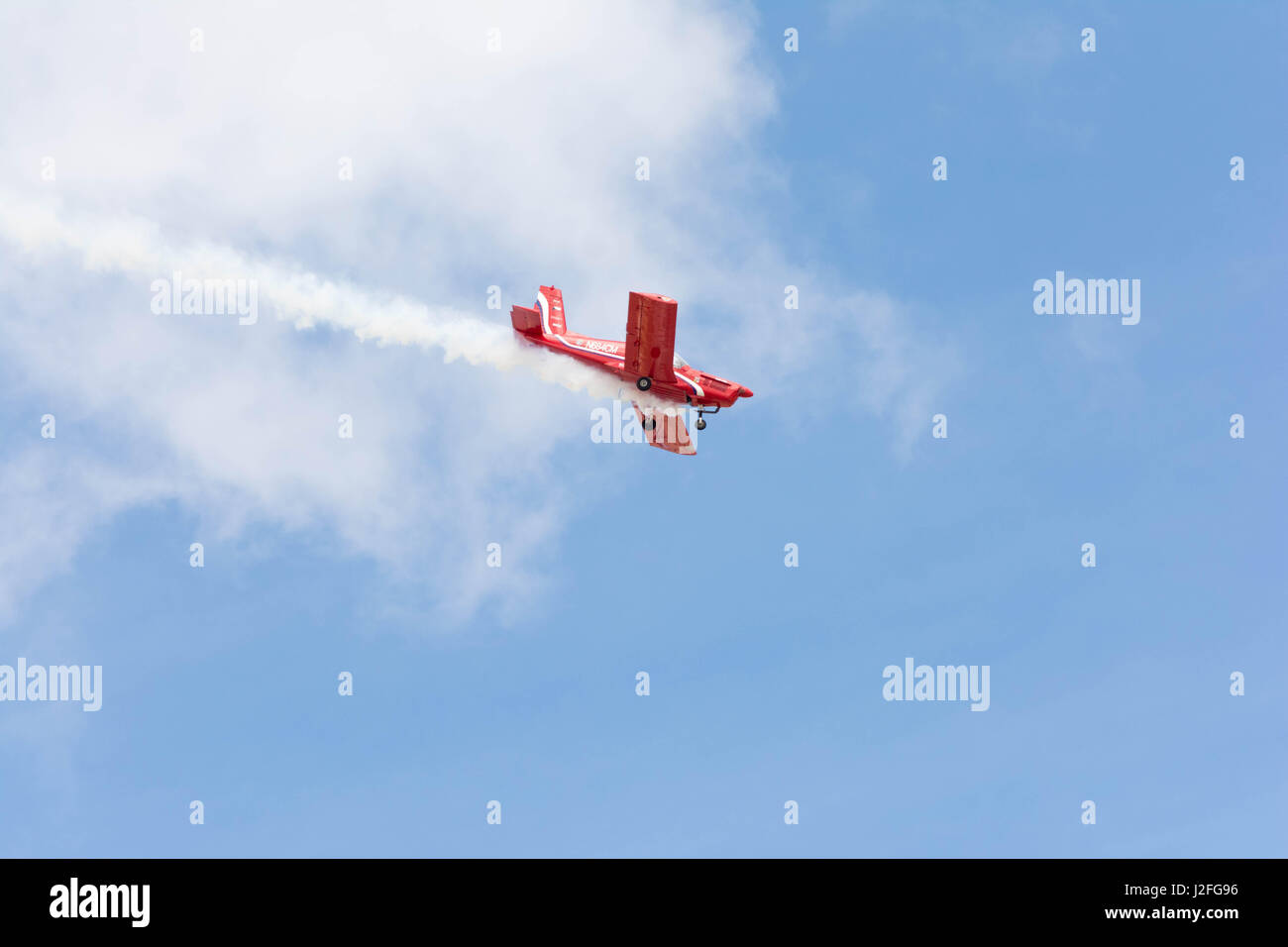 Lancaster, USA - 25. März 2017: Rob Harrison The Tumbling Bear fliegt einem eine Zlin 142 im Los Angeles County Air Show am William J Fox Airfie Stockfoto