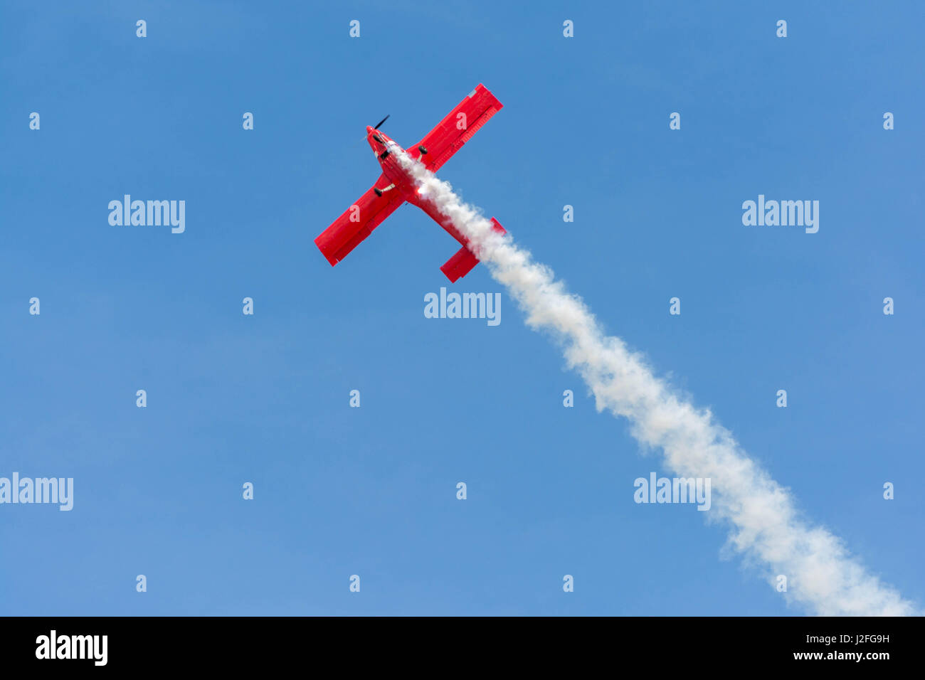 Lancaster, USA - 25. März 2017: Rob Harrison The Tumbling Bear fliegt einem eine Zlin 142 im Los Angeles County Air Show am William J Fox Airfie Stockfoto