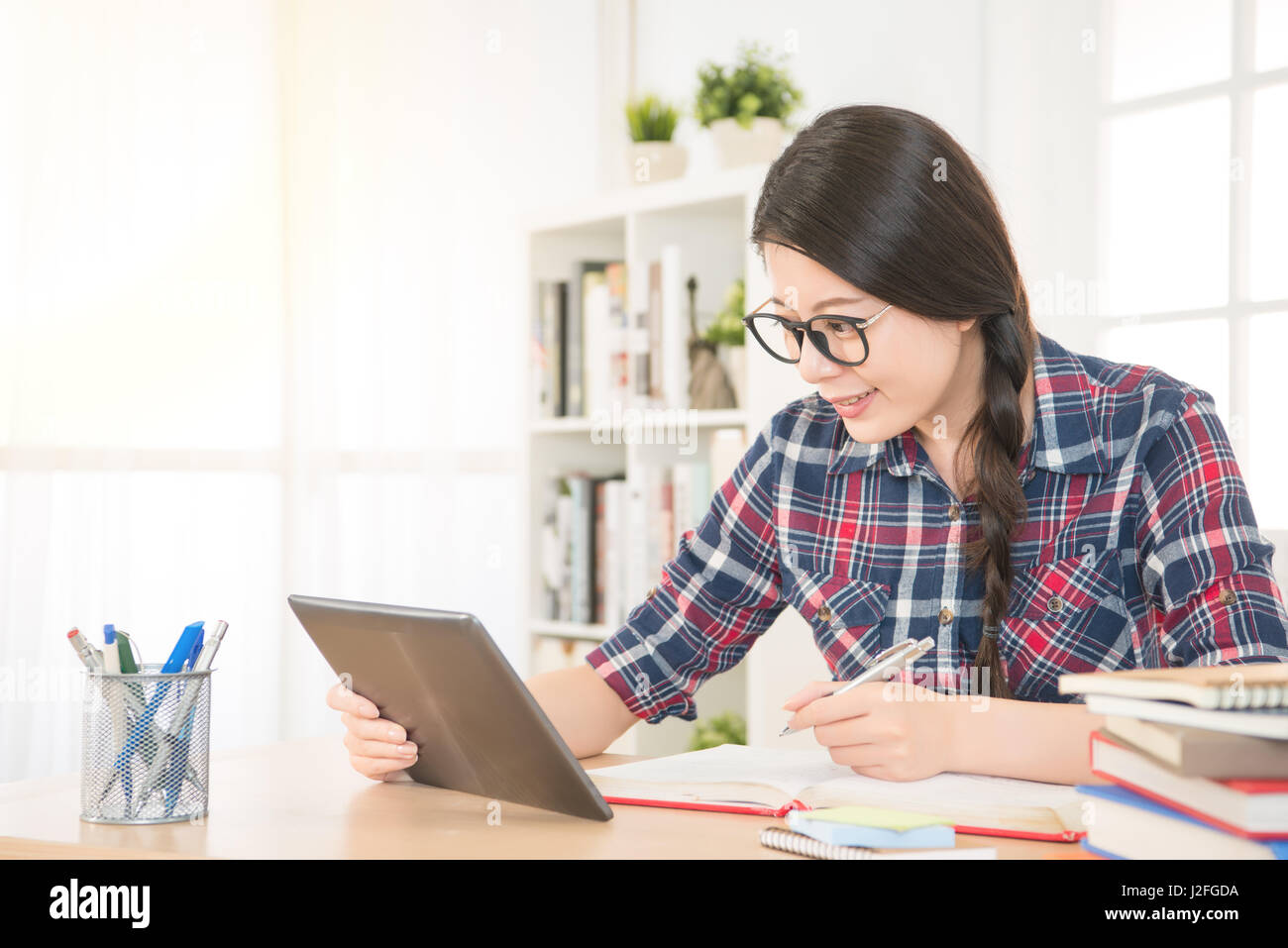 Student Frau Surfen im Internet mit Notebook digital Bildungskonzept. Gemischte Rassen asiatische chinesische Modell. Stockfoto