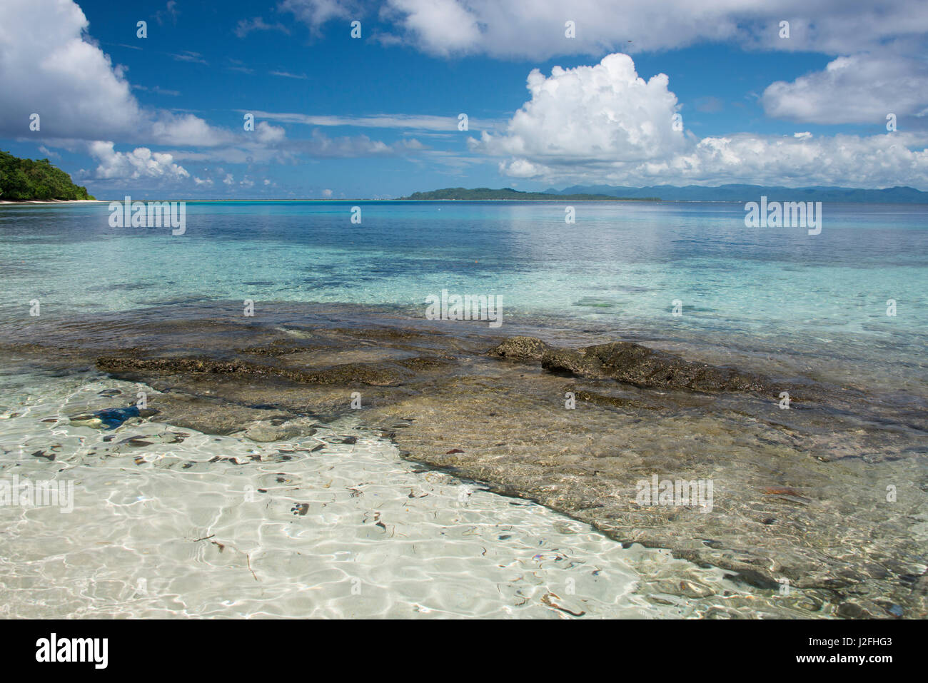 Melanesien, Provinz Makira-Ulawa, Salomon-Inseln, Insel Owaraha oder Owa Raha (früher bekannt als Santa Ana), Dorf Gupuna aka Ghupuna. Blick auf die ruhige Lagune mit Riff. (Großformatige Größen erhältlich) Stockfoto