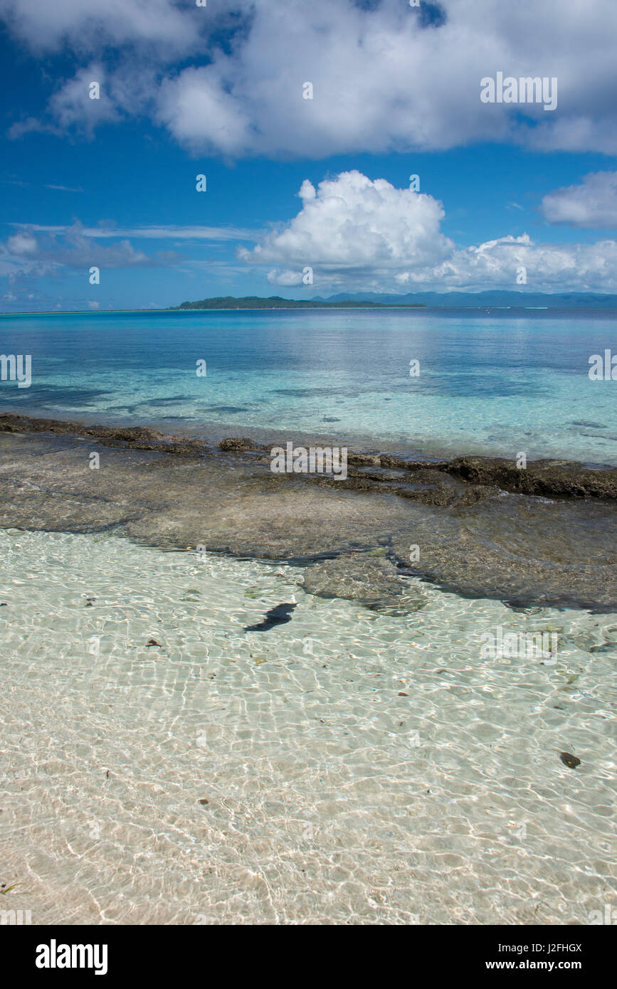 Melanesien, Provinz Makira-Ulawa, Salomon-Inseln, Insel Owaraha oder Owa Raha (früher bekannt als Santa Ana), Dorf Gupuna aka Ghupuna. Blick auf die ruhige Lagune mit Riff. (Großformatige Größen erhältlich) Stockfoto