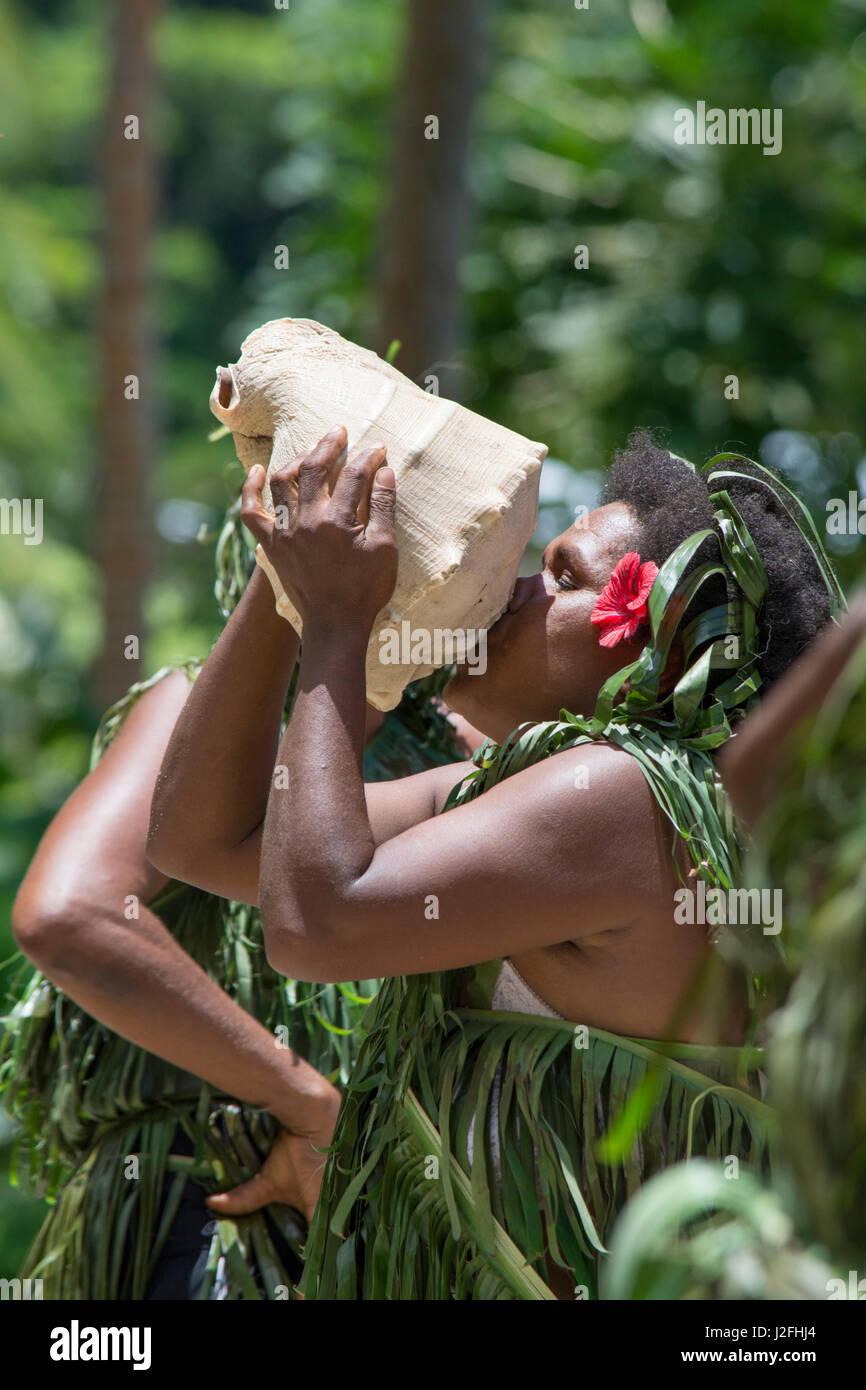 Salomonen, Owa Raha (aka Santa Ana), Dorf Gupuna aka Ghupuna. Traditionelle Folklore Performance des Weibes Muschel Tanzes. Frauen bläst riesige Muscheln, die von Generation zu Generation weitergegeben worden. Stockfoto