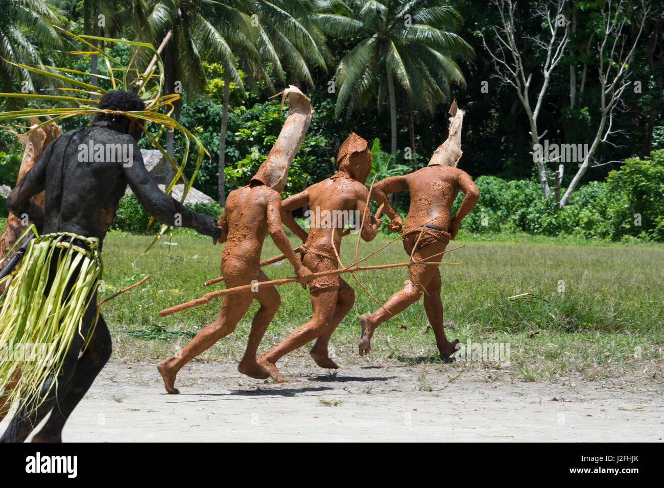 Melanesien, Solomon Inseln, Insel Owaraha oder Owa Raha (früher bekannt als Santa Ana), Gupuna aka Ghupuna. Traditionelle Folklore Performance des Tanzes "Mudmen" (auch bekannt als Al-Matawa-Alfono-Fono) Stockfoto