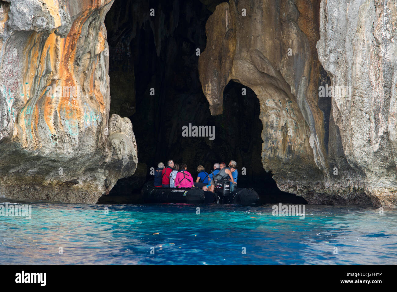 Königreich Tonga, Vava'u Inseln, Schwalbennest-Höhle in der Nähe von Neiafu. Touristen im Tierkreis, die Höhle zu erkunden. Stockfoto