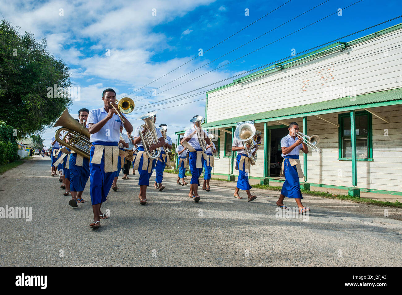 Traditionell gekleidete Männer-Musik-Band für den Beginn der Ha'apai-Inseln, Tonga, Süd-Pazifik Inselspiele spielen Stockfoto