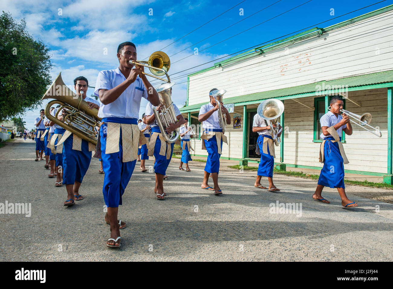 Traditionell gekleidete Männer-Musik-Band für den Beginn der Ha'apai-Inseln, Tonga, Süd-Pazifik Inselspiele spielen Stockfoto
