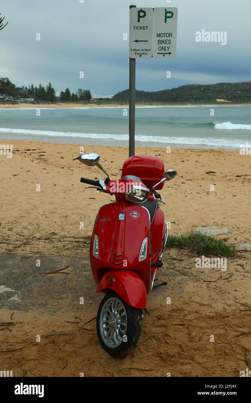 Ein roten Motorroller Vespa Sprint in Palm Beach an Sydneys Nordstrände geparkt Stockfoto