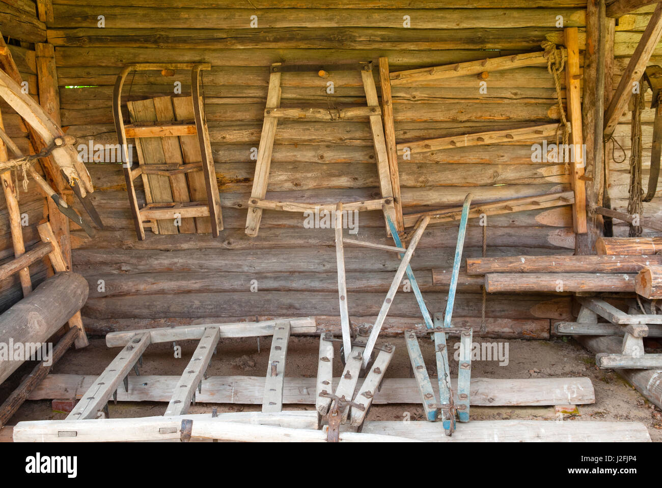 Alte landwirtschaftliche Geräte in der Scheune, Seto Bauernmuseum, Varska, Estland, Baltikum Stockfoto