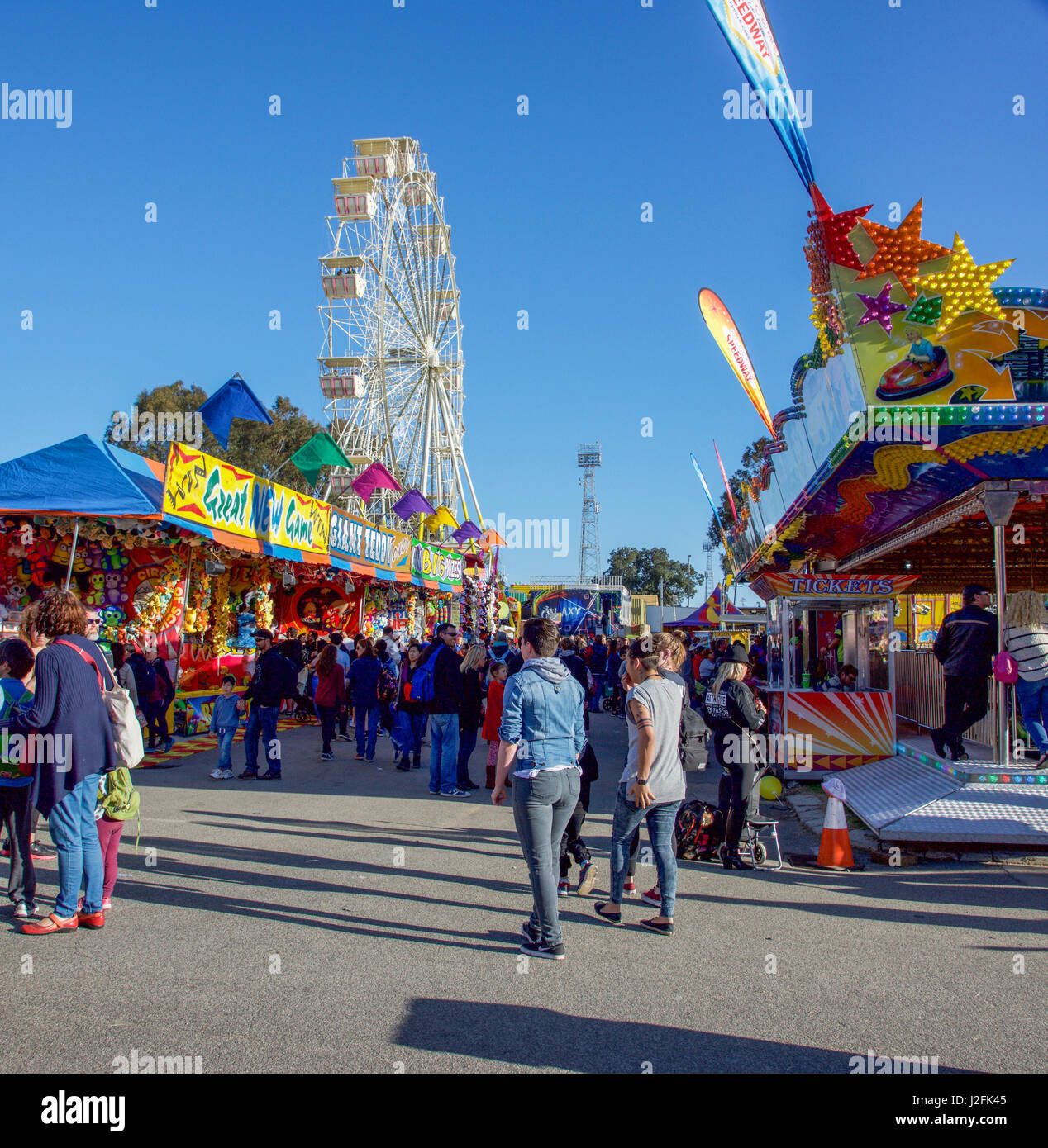 Claremont, WA, Australien-September 25, 2016:Ferris Rad, große Menschenmengen und Spielbuden auf der Perth Royal Show 2016 in Claremont, Western Australia Stockfoto