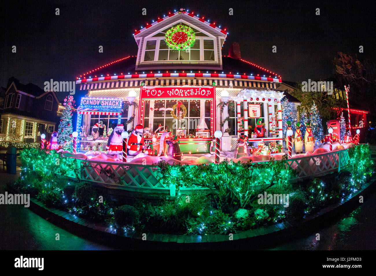 Ein reichhaltiges Weihnachtsfest zeigen auf ein Haus in Newport Beach, CA, Funktionen eine Spielzeug-Werkstatt besetzt mit kostümierten Pinguine. Stockfoto