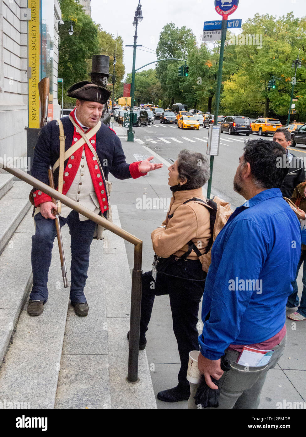 In der Uniform eines kontinentalen Soldaten in der amerikanischen Revolution, erklärt Dozent am New-York Historical Society Museum in New York City eine aktuelle Ausstellung über die Revolution den Passanten am Central Park West. Stockfoto