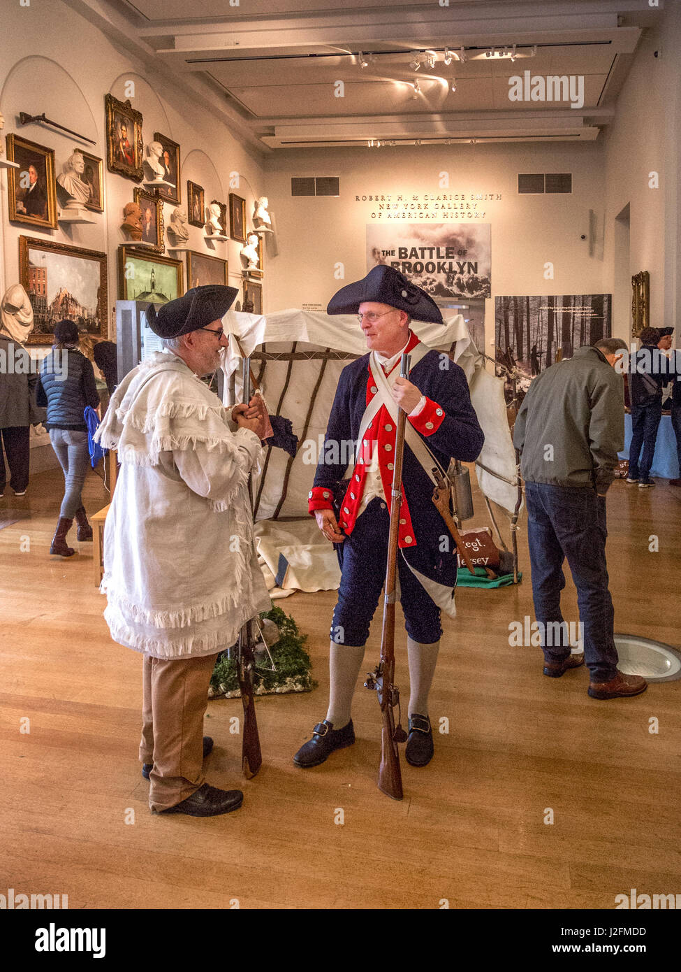 Uniformen der kontinentalen Soldaten in der amerikanischen Revolution, sind Dozenten im New-York Historical Society Museum in New York City bereit, eine Ausstellung auf 1776 Schlacht von Brooklyn zu erklären. Hinweis: Zeichen und Zelt im Hintergrund. Stockfoto