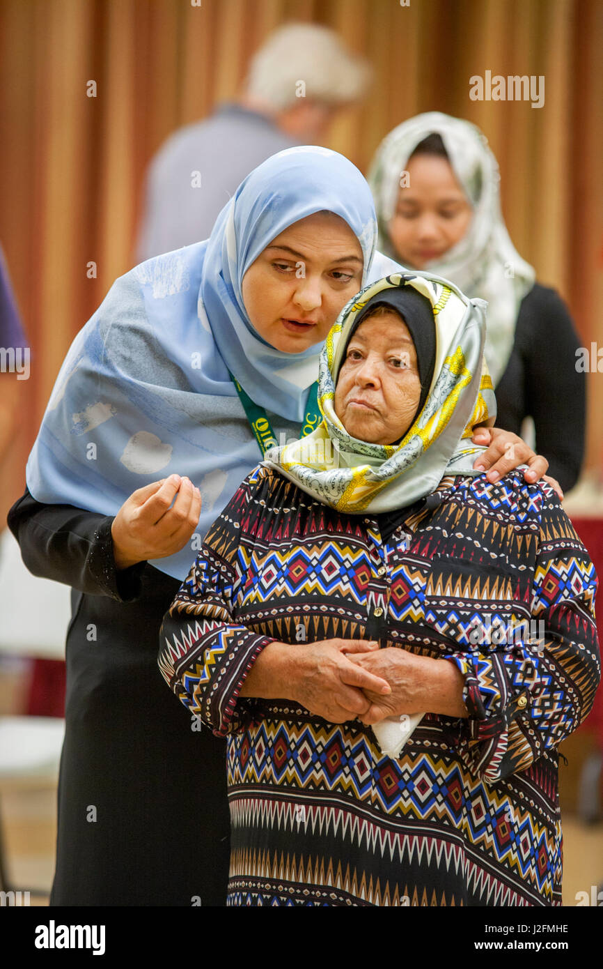Ein Hijab oder Kopf Kopftuch tragen, spricht eine muslimische Frau mit  einem älteren Verwandten vor Gottesdienste in einer Moschee in Anaheim, CA.  Beachten Sie die traditionellen orientalischen Kleidung Stockfotografie -  Alamy