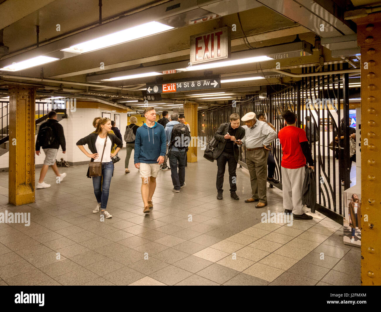 Ankommende Passagiere der u-Bahn Fuß durch die 14th Street Station in Manhattan, New York City. Stockfoto