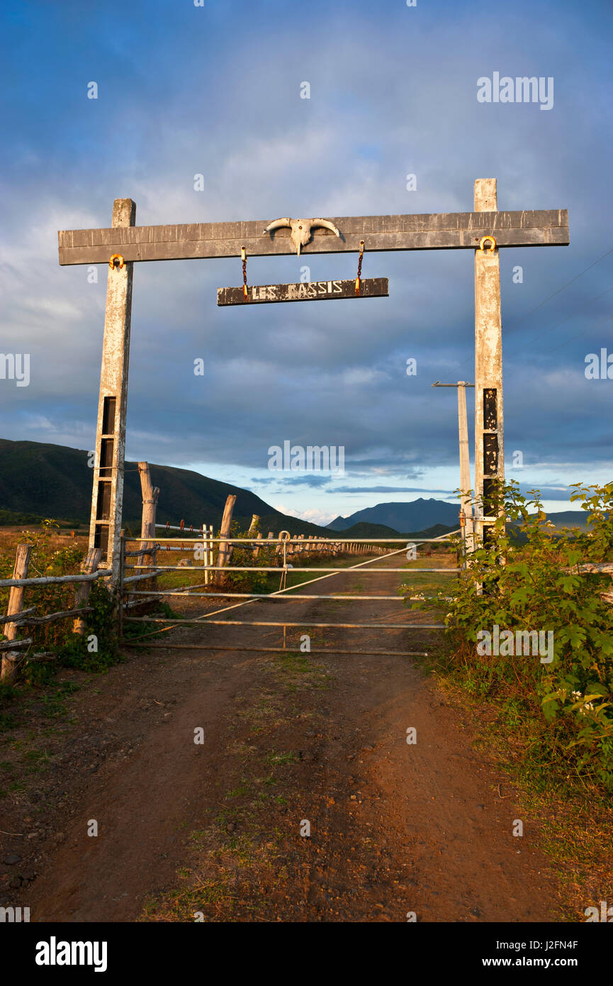 Eingang zu einer Rinderfarm an der Westküste von Grand Terre, Neukaledonien, Melanesien, Südsee Stockfoto