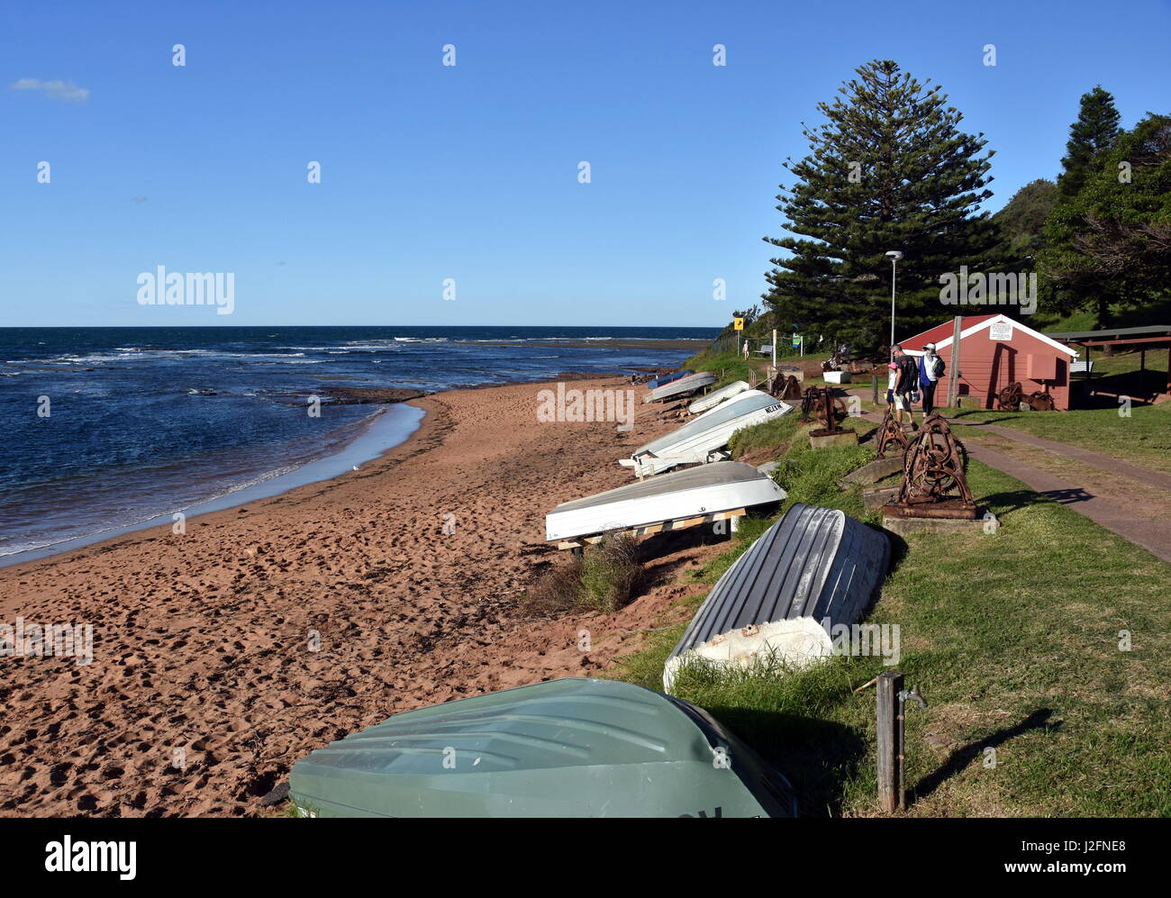 Collaroy, Australien - 9. April 2017. Angelboote/Fischerboote am Strand von Fishermans lange Riff Landzunge an einem sonnigen Nachmittag (Sydney, New South Wales, Australien). Stockfoto