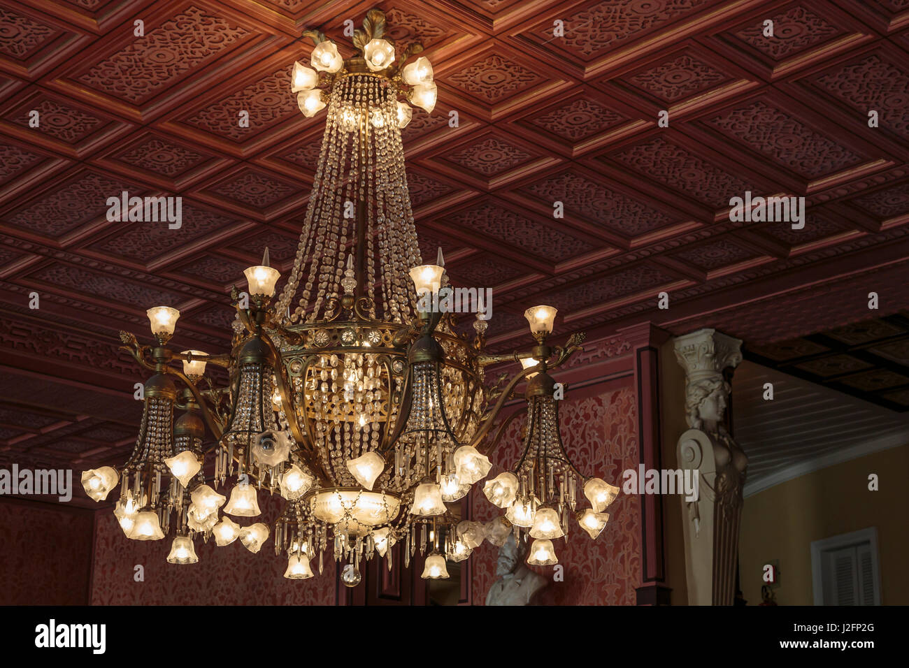 Südamerika, Brasilien, Belem. Nahaufnahme der Kristall Kronleuchter im Inneren des Theatro Da Paz. Stockfoto