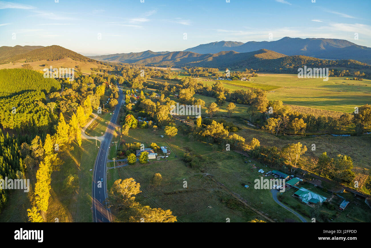 Aerial Panorama-Landschaft der Great Alpine Road, die australische Landschaft bei Sonnenuntergang auf der Durchreise. Victoria, Australien Stockfoto