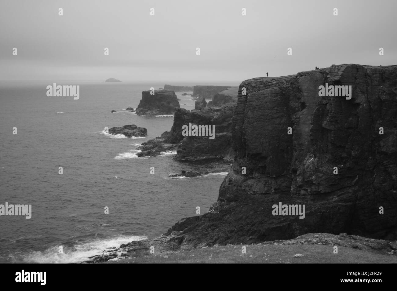 Eshaness Cliffs in Shetland sind eines der schönsten Sehenswürdigkeiten. Es gibt steile Klippen und einer Reihe von Felsformationen im Meer. Ein malerischer Ort Stockfoto