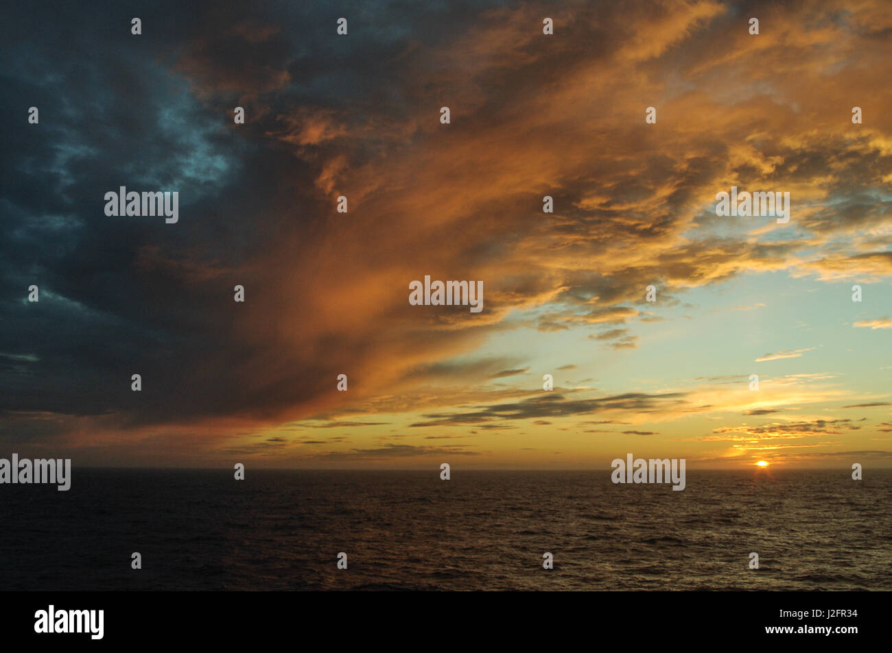 Awe-Inspiring, Heavenly Sommer Sonnenuntergang auf See in Schottland. Stockfoto