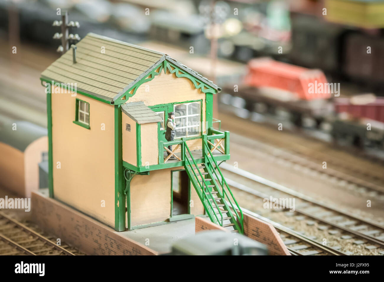 Stellwerk und Lokomotive auf ein Miniatur-Zug-Set - flache d.o.f Stockfoto