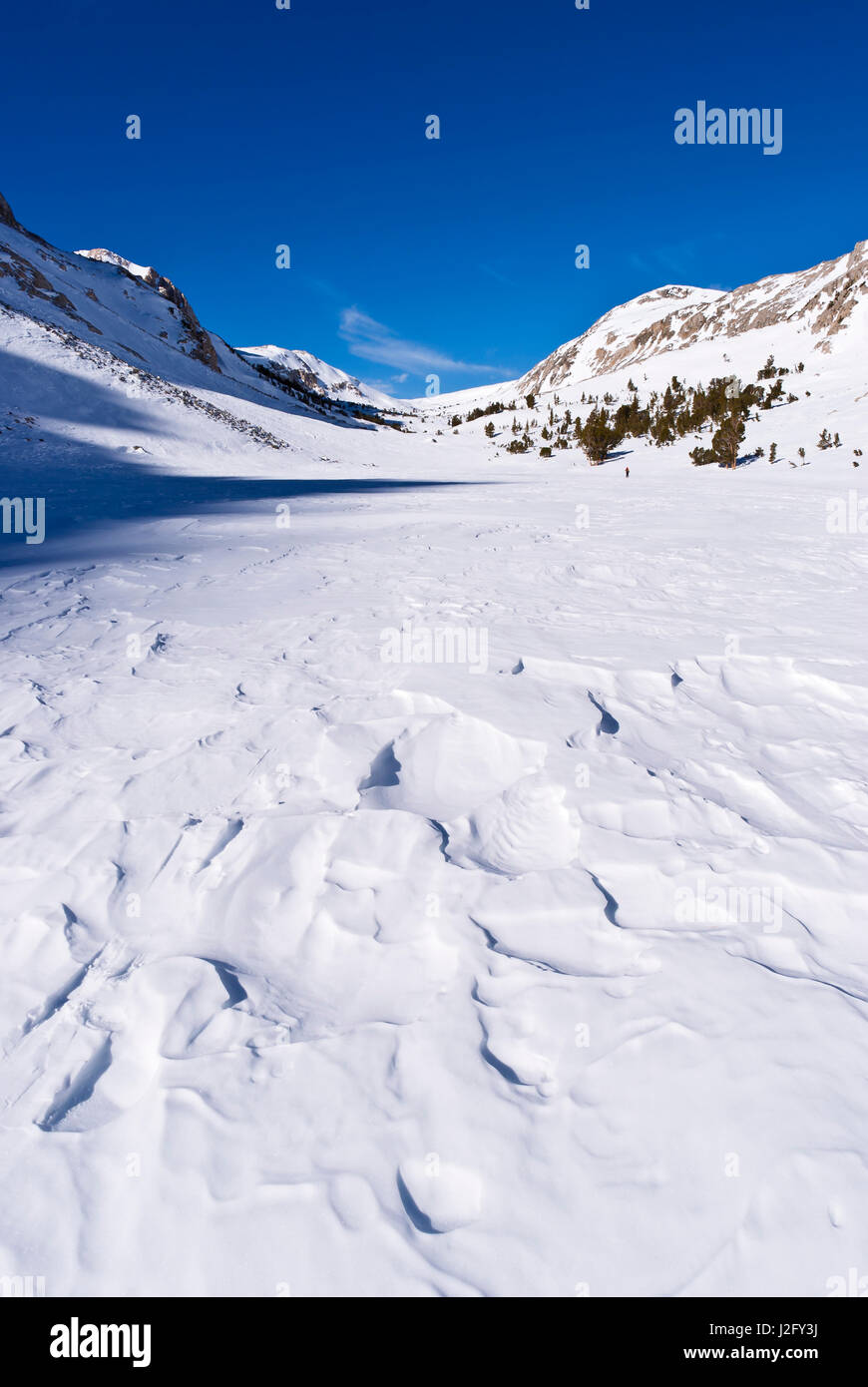 Windgepeitschten Schnee am Loch Leven im Winter, John Muir Wildnis, die Berge der Sierra Nevada, Kalifornien, Usa (MR) Stockfoto