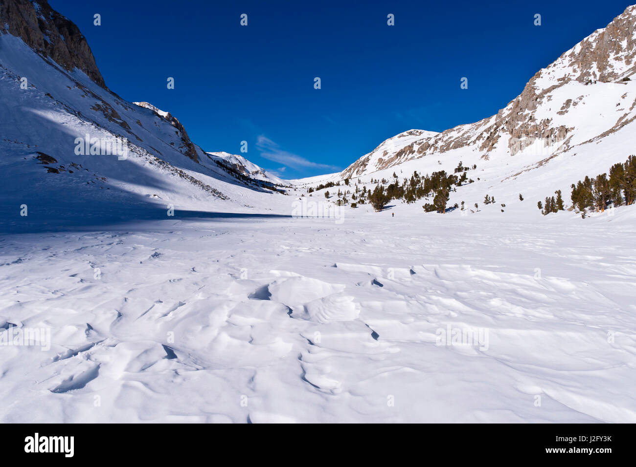 Windgepeitschten Schnee am Loch Leven im Winter, John Muir Wildnis, die Berge der Sierra Nevada, Kalifornien, Usa (MR) Stockfoto