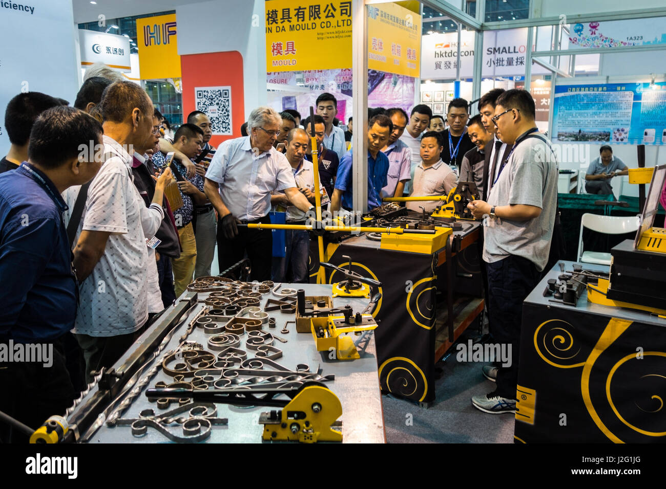 Kaukasische Metall handwerkliche Lehre eine Metalle Klasse zu Erwachsenen chinesische Studenten in Shenzhen, Guangdong, China Stockfoto