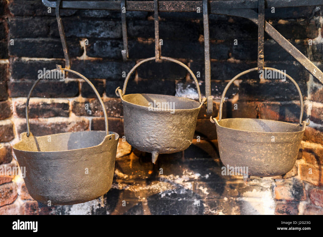 Töpfe in den Kamin an Atwood House Museum, Chatham, Massachusetts, USA Stockfoto