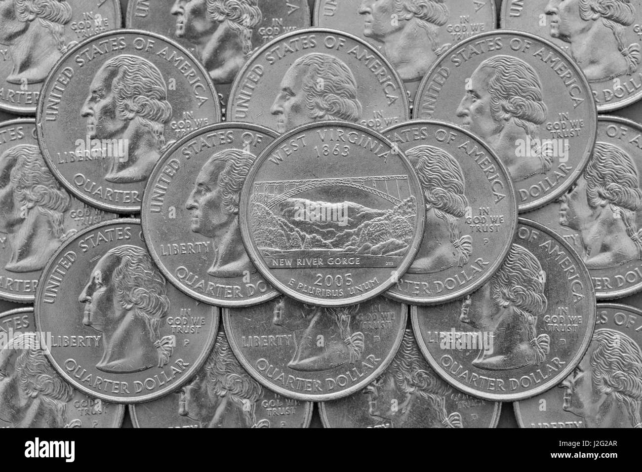 West Virginia State und Münzen der USA. Haufen von Quartier US Münzen mit George Washington und auf der Oberseite eine Viertel des Staates West Virginia. Stockfoto