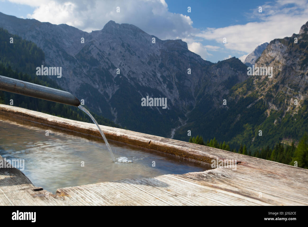 Landschaft mit hölzernen Brunnen. Achensee Lake Gebiet, Österreich, Tirol. Stockfoto