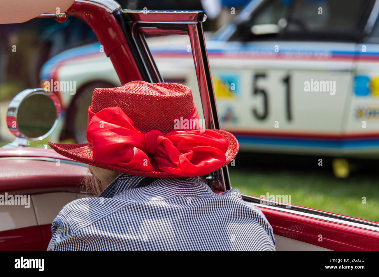 USA, Massachusetts, Beverly Farms, antike Autos Show, Frau mit Hut Stockfoto