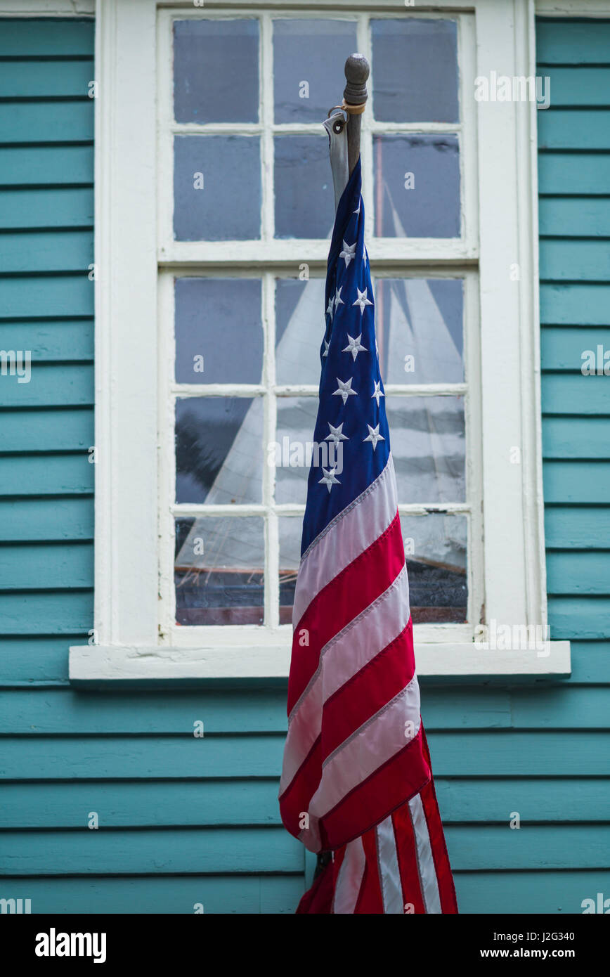 USA, Massachusetts, Marblehead, US-Flagge mit Schiffsmodell Stockfoto