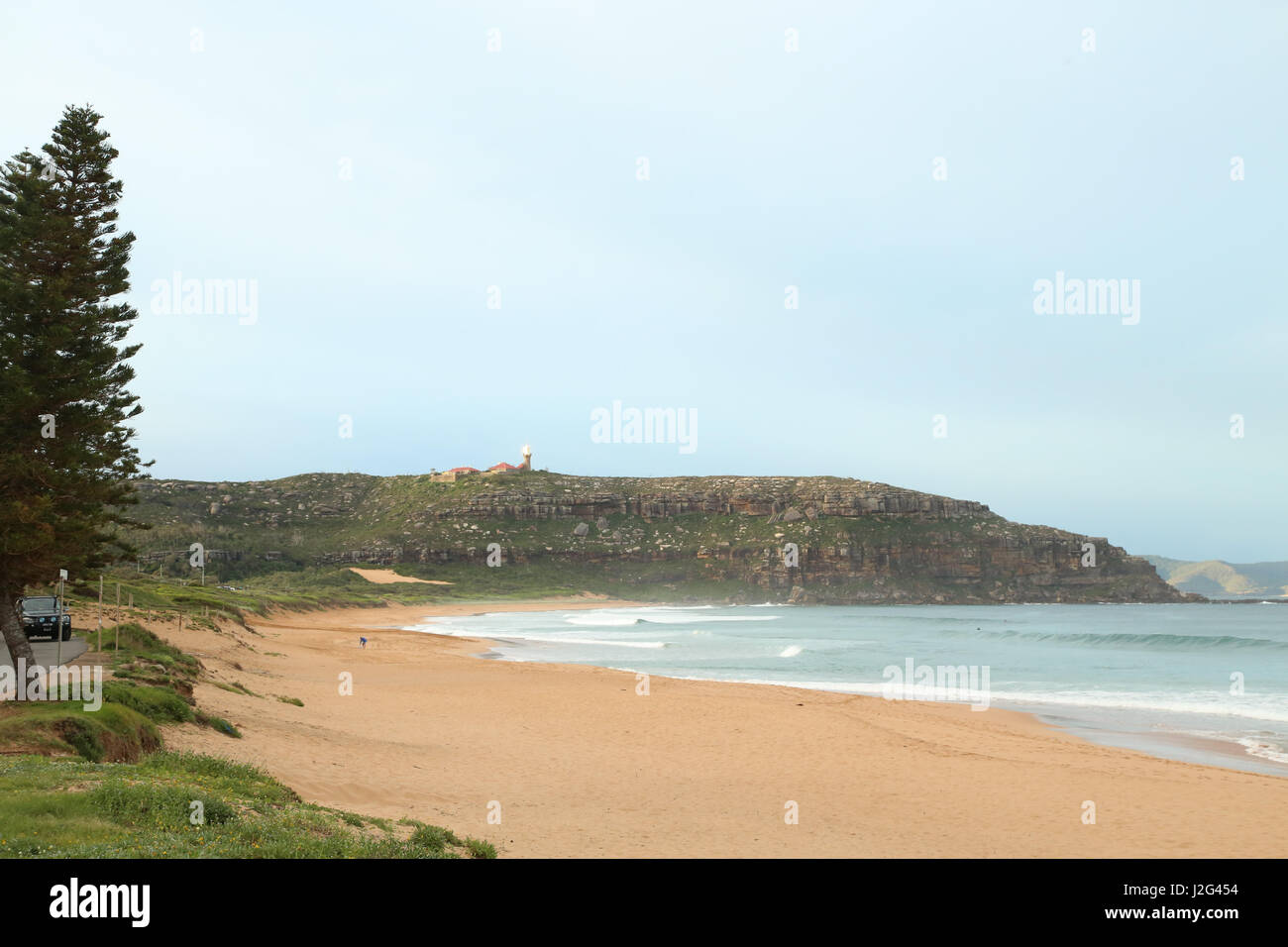 Blick auf Barrenjoey Kopf und Barrenjoey Leuchtturm von Palm Beach auf Sydneys Nordstrände. Stockfoto