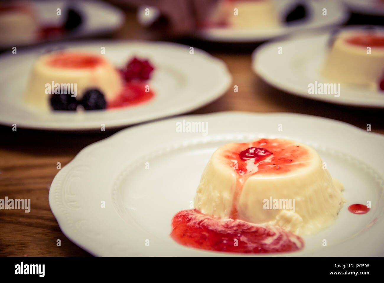 Pannacotta garniert mit roten Früchten Soße essen fest Dessert Weihnachtsessen Stockfoto