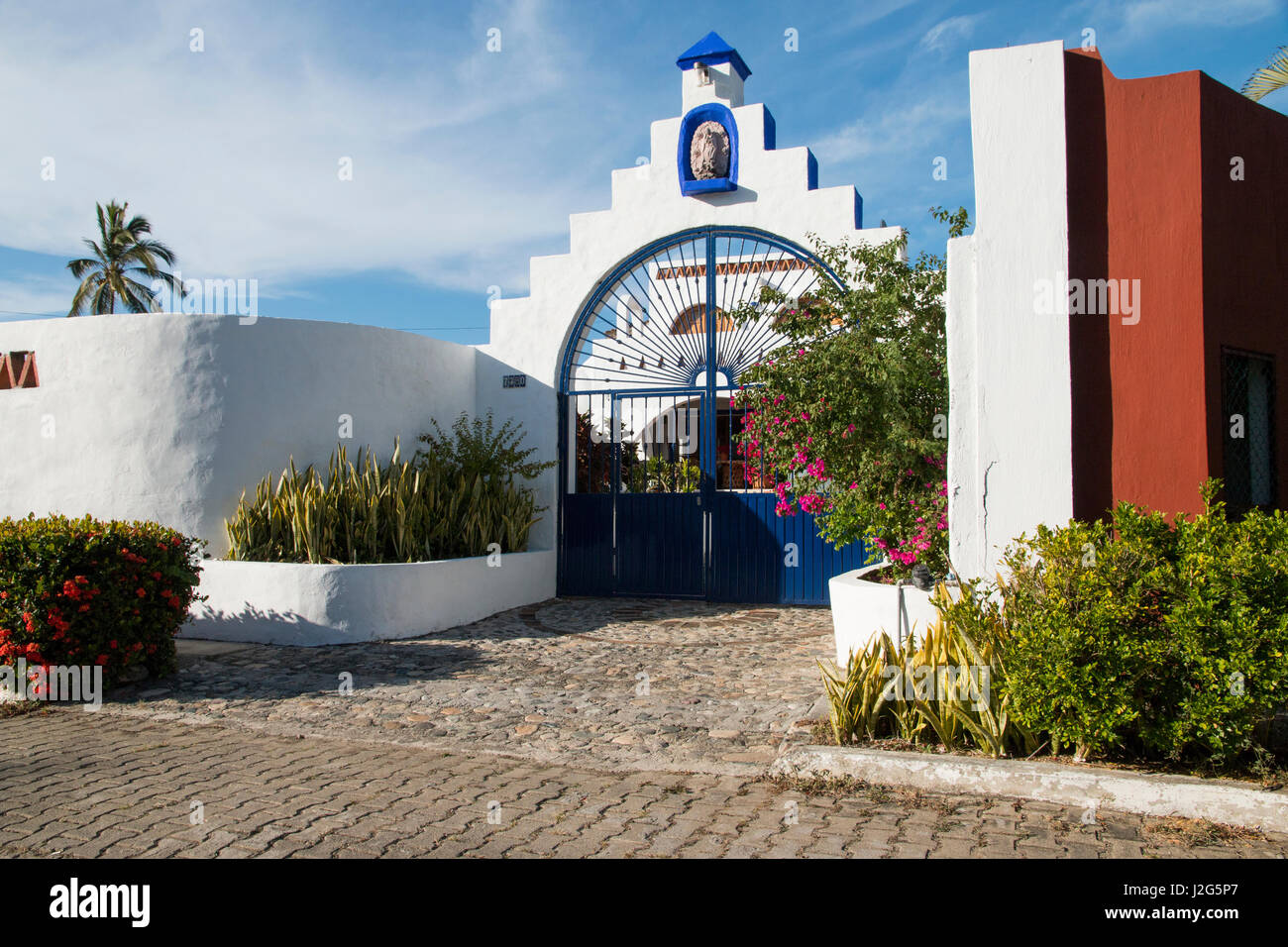 Mexiko, Bahia de Banderas, Bucerias. Eine Strandstadt in Nayarit Zustand zwischen La Cruz de Huanacaxtle und Nuevo Vallarta. Eingang eines Privathauses. (Nur zur redaktionellen Verwendung) Stockfoto