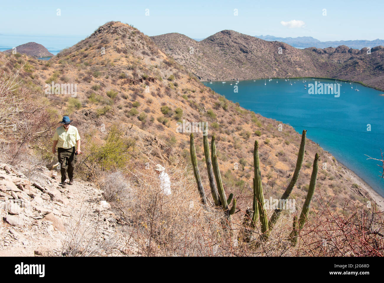 Mexiko, Baja California Sur, Loreto Bay. Aussicht vom Hart Trail in Puerto Escondido. Wanderer auf Trail (MR) Stockfoto