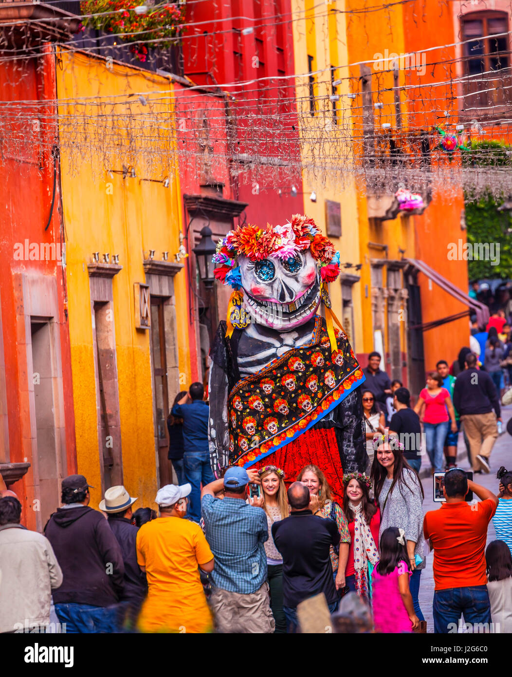 Tall Walking Puppe Maskottchen Touristen Jardin Altstädter Ring, San Miguel de Allende, Mexiko. Stockfoto