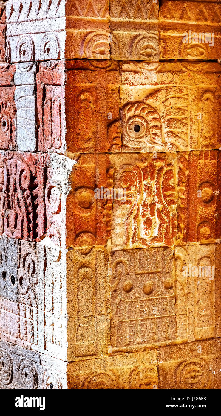 Alte Vogel Skulptur. Wandbild, indischen Ruinen in Teotihuacan, Mexiko City, Mexiko. Palast der Quetzalpapalotl. Alte Ruinen stammen aus 100 bis 750AD. Stockfoto