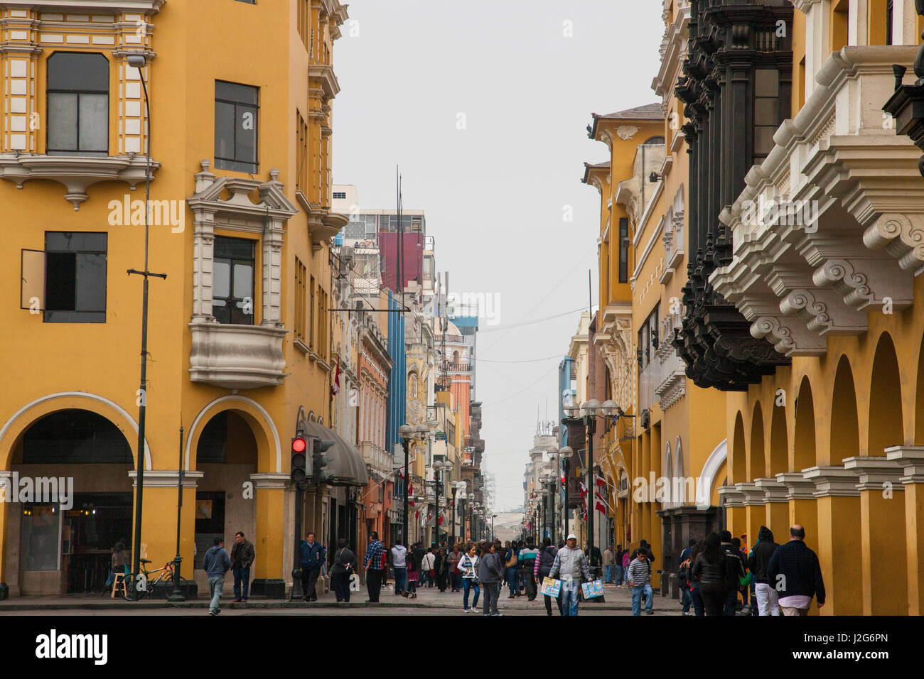 Beschrieben als der Geburtsort von Lima, gebaut im Auftrag von Charles 1. Spanien, begann der Bau im Jahre 1535 unter dem Kommando von Francisco Pizarro. Dies ist einer der Wege, aus denen sich der Plaza Mayor. Stockfoto