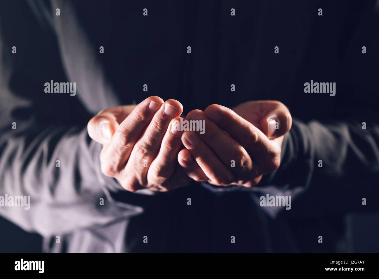 Hohlen Hand nach Geld zu Fragen, braucht männlichen armer Bettler, Nächstenliebe und Hilfe Stockfoto