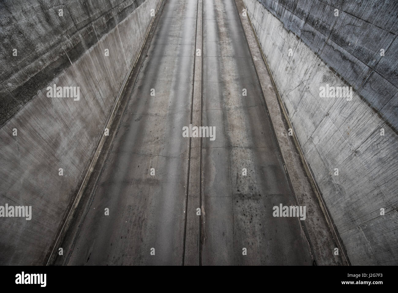 Luftaufnahme der Tiefgarage unter dem Garageneinfahrt, konkrete Stadtarchitektur Geometrie Stockfoto