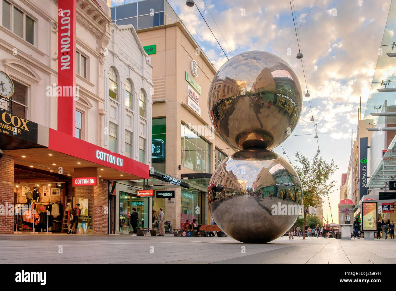 Adelaide, Australien - 5. April 2017: Rundle Mall und berühmten Kugeln in Adelaide CBD bei Sonnenuntergang. Rundle Mall zieht viele Touristen Severy Jahr Stockfoto