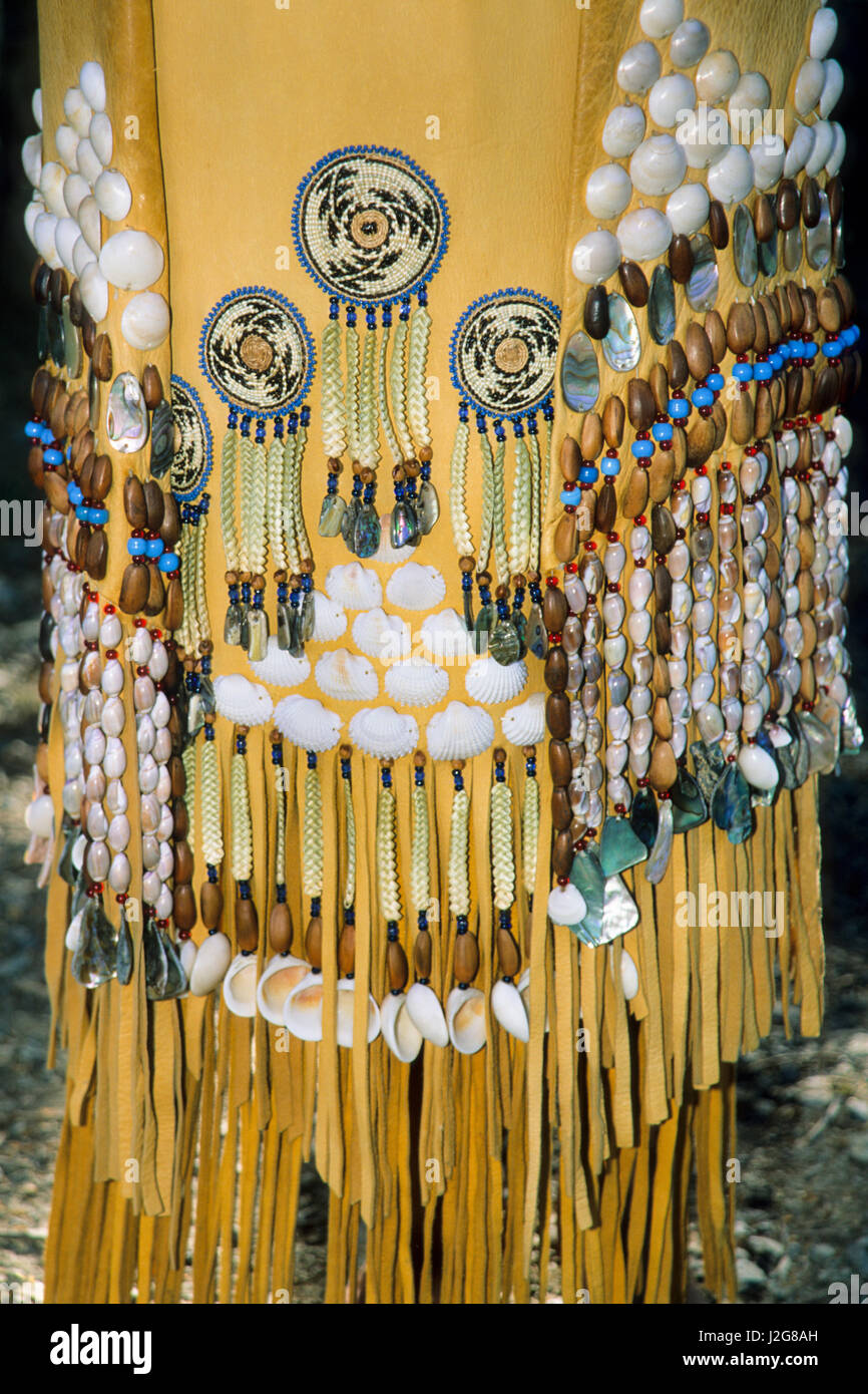 Traditionellen Hupa indischen Tanz Rock aus gegerbten Hirschleder verstecken, geflochtene Bear Grass gewebt Korb Medaillons, Stränge von Samen und Perlen. Einsiedler Krebse, Muscheln und Abalone-Muscheln werden auch verwendet, um den Rock zu verzieren Stockfoto