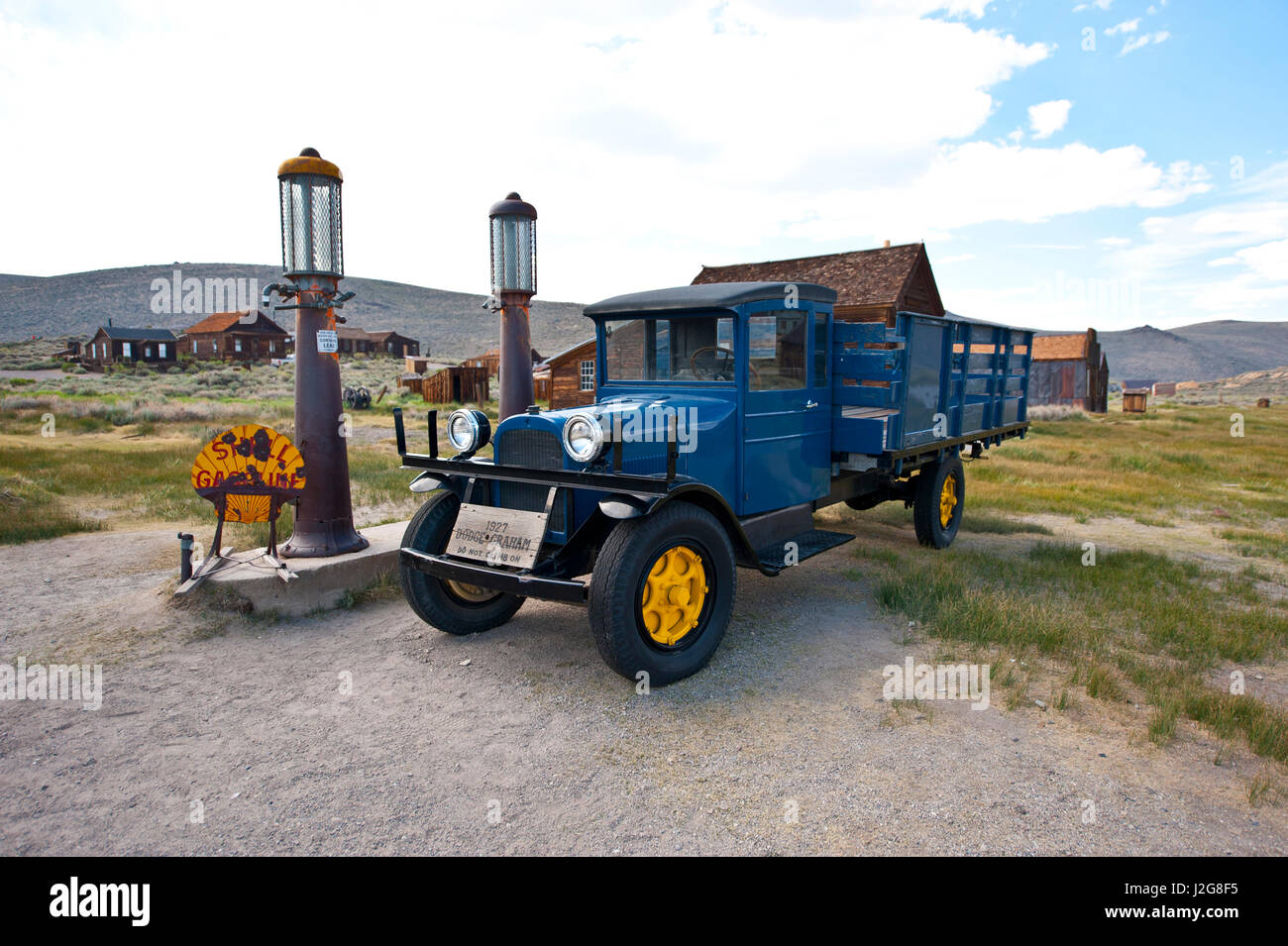 USA, California, Bodie State Historic Park, gold Mining Geisterstadt, 1927 Dodge Graham an antiken Shell Zapfsäulen Stockfoto
