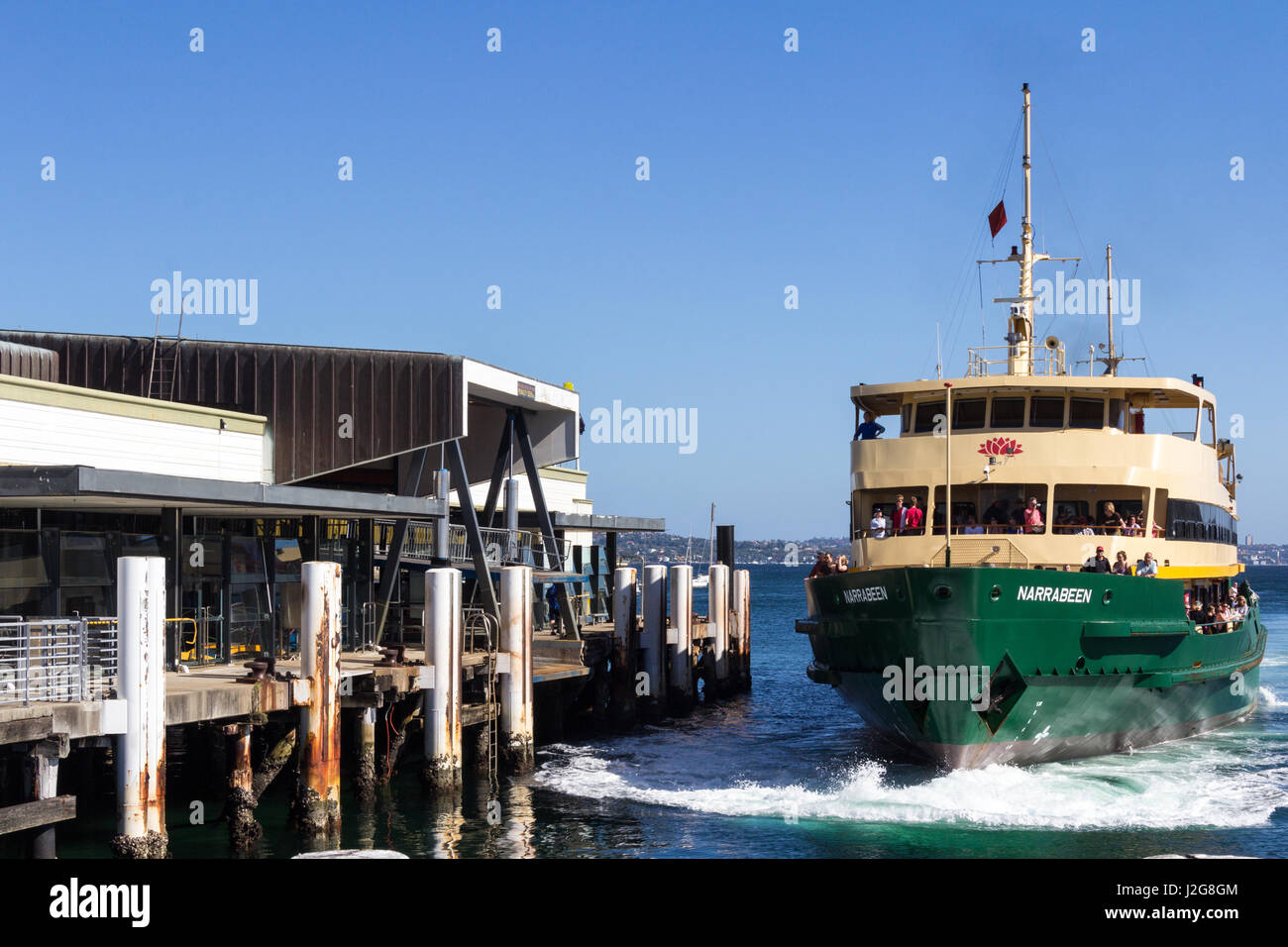 Die Manly Fähre kommen am Manly Fähre Terminal Andocken Narrabeen Stockfoto