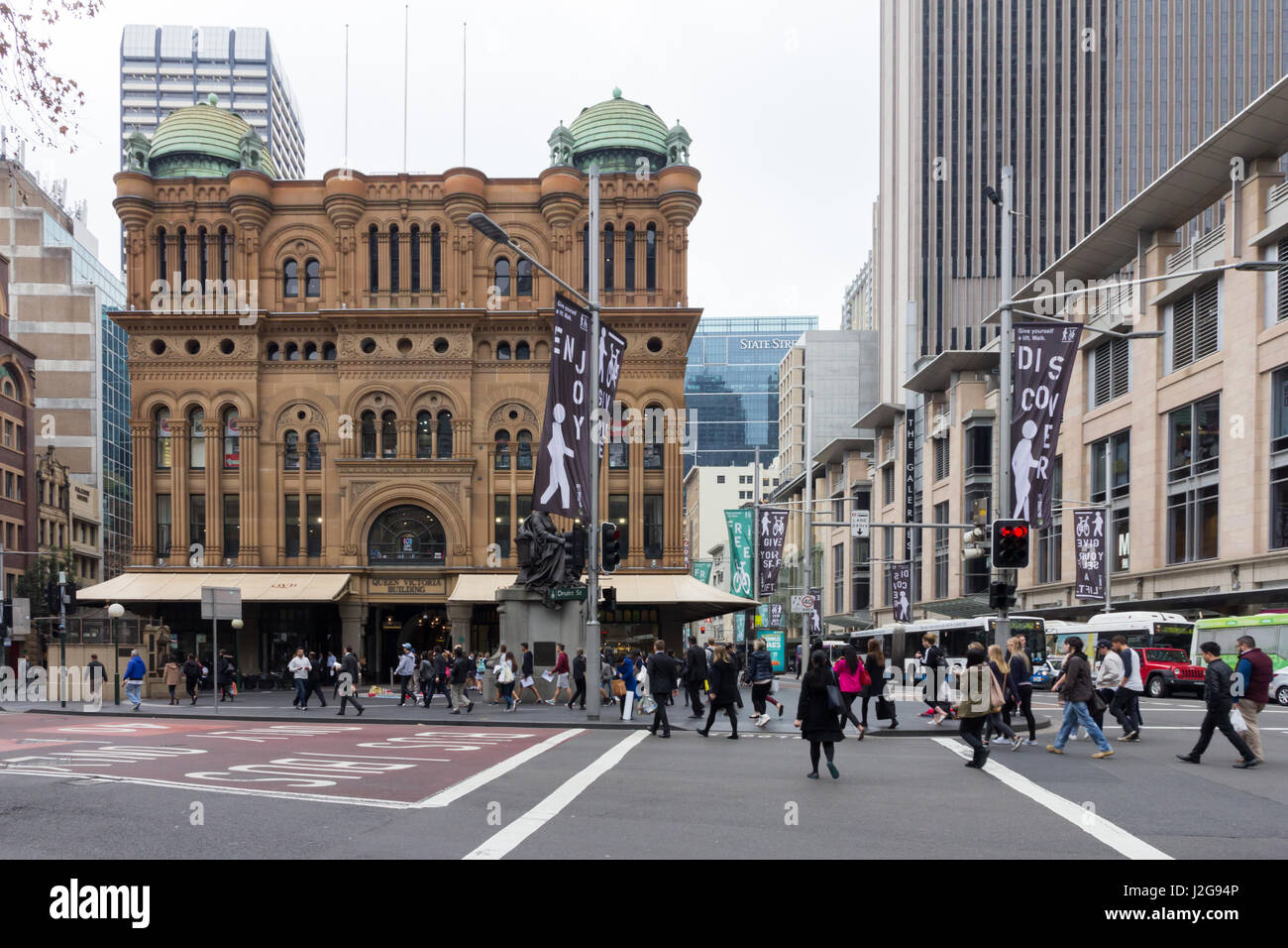 Menschen, die über die George Street in der Nähe von Queen Victoria Gebäude, Sydney, Australien Stockfoto