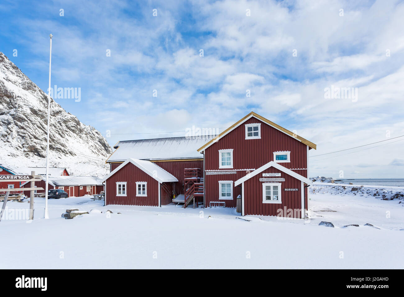 A, Norwegen - 18. März 2017: The Feskarbrygga Rorbuer Hotel im Fischerdorf A Lofotens im winter Stockfoto