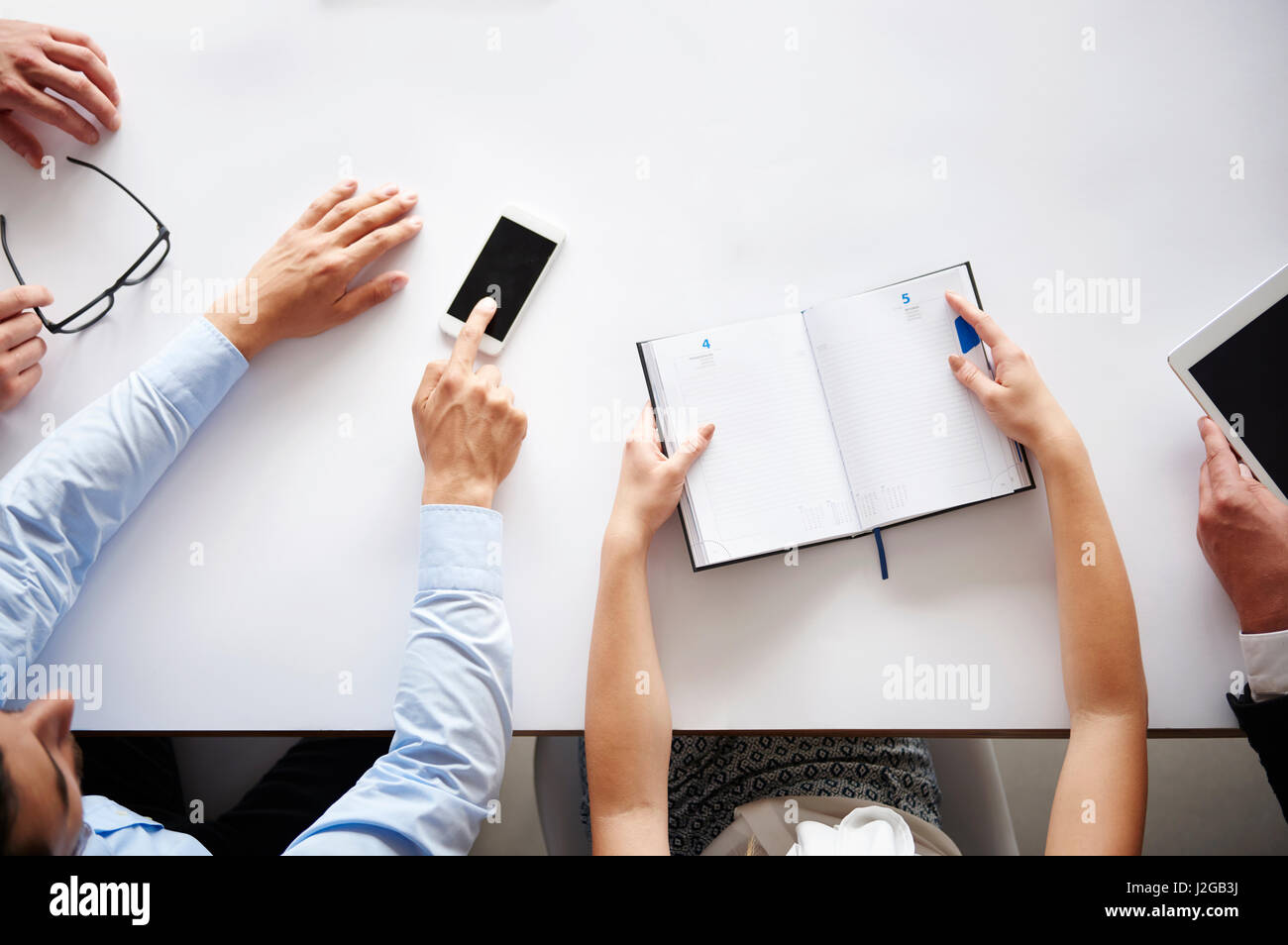 Business-Meeting neben großen Tisch Stockfoto