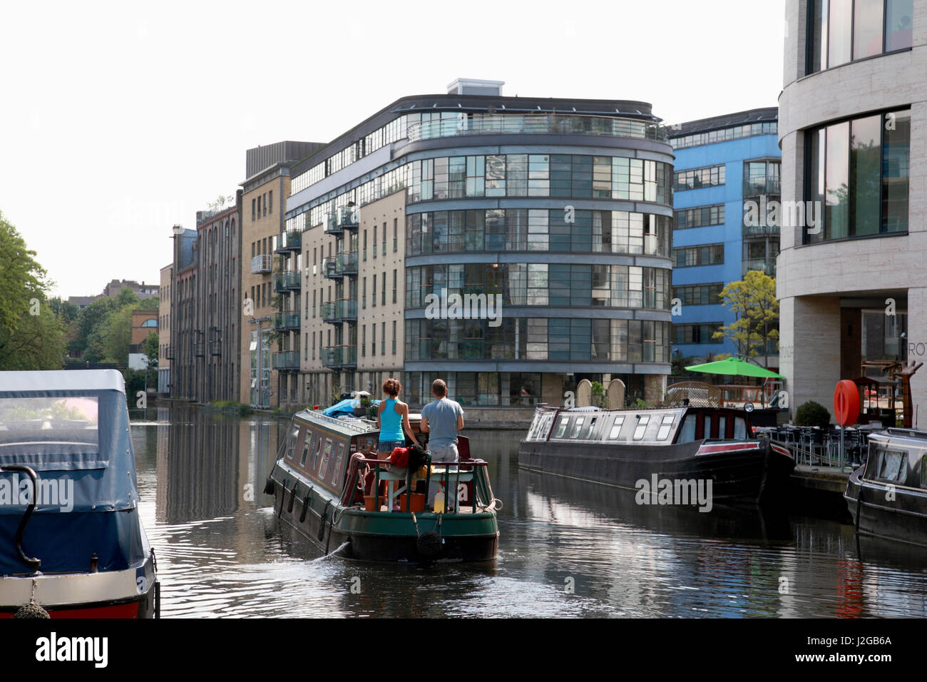 Ein Narrowboat Cruisen am Regents Kanal in London am Eingang zum Battlebridge-Becken Stockfoto